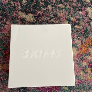 Skims White Box